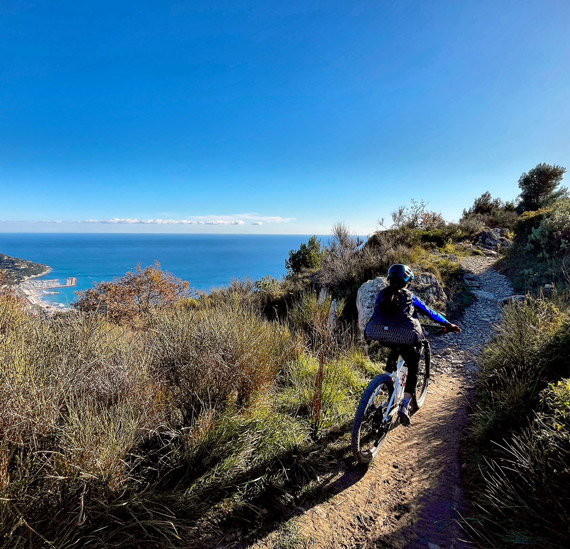 Photo d'un homme sur un vélo de montagne surplombant la mer à Andora